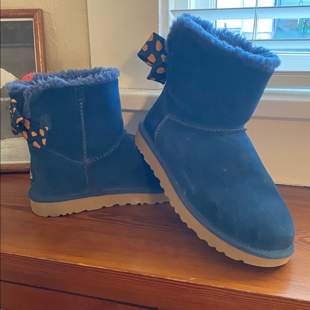 UGG like NEW Mini Bow Booties. Sz 8. Blue with Pumpkin in bows. Fur lined suede